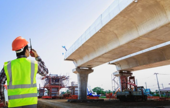 الإشراف على أعمال إنشاء هياكل الطرق والجسور